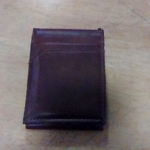 Wide magnet curved pocket wallet